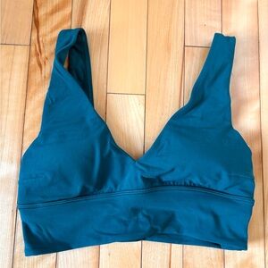 Lululemon Blue Sports Bra with Wide Straps and Stretch Fabric